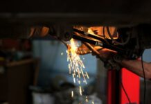 На СТО в Токмаке 18-летнего парня насмерть придавило прицепом автовоза