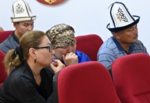 ИИМ башчысы Бостериде каза болгон Бекболдун ата-энеси менен жолукту