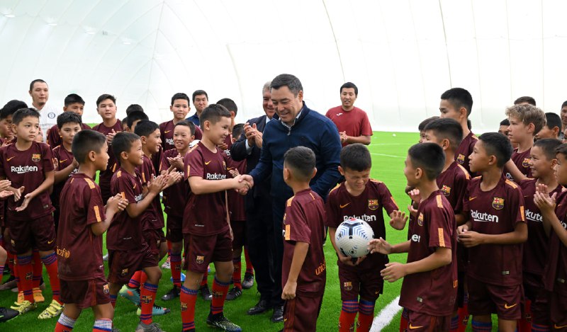 416adceb 02ea 4e10 92bf cbf86478f125 ФОТО: Садыр Жапаров открыл футбольную академию «Барселоны» в Джалал-Абаде