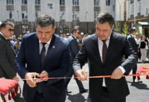 Президент в Джалал-Абаде вручил ключи от квартир сотрудникам ГКНБ и Погранслужбы