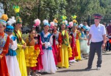 ВИДЕО: “Барселона” футбол клубунун легендаларын Жалал-Абадда кантип тосуп алышты?