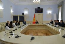 В кабмине вручили сертификаты обладателям президентской стипендии «Эл үмүтү»