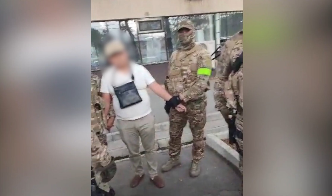 Чиновники Службы земводнадзора вымогали $4 тысячи у бишкекчанина