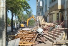 На улице Байтик Баатыра продолжают сносить незаконные постройки — фото