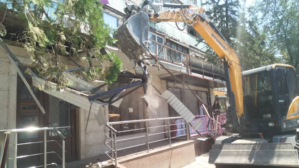 WhatsApp Image 2023 08 08 at 15.10.48 На улице Байтик Баатыра продолжают сносить незаконные постройки - фото