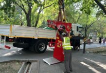 Возле ЦУМа демонтировали незаконно установленные силомеры и батуты