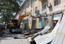 СҮРӨТ: Бишкекте уруксатсыз кошумча курулуштар буздурулууда