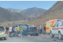 Боом капчыгайында минивэн менен жеңил унаа кагышты