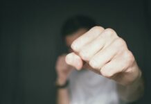 На Иссык-Куле в одном из пансионатов трое парней избили повара кафе