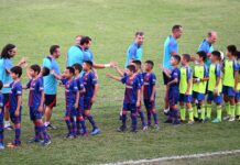 Легенды «Барсы» провели матч с детьми из региональных футбольных команд КР