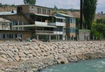 Жаран өз билемдик менен Ак-Буура дарыясынын жээгинде таш бетондон уруксатсыз курулуш жүргүзгөн