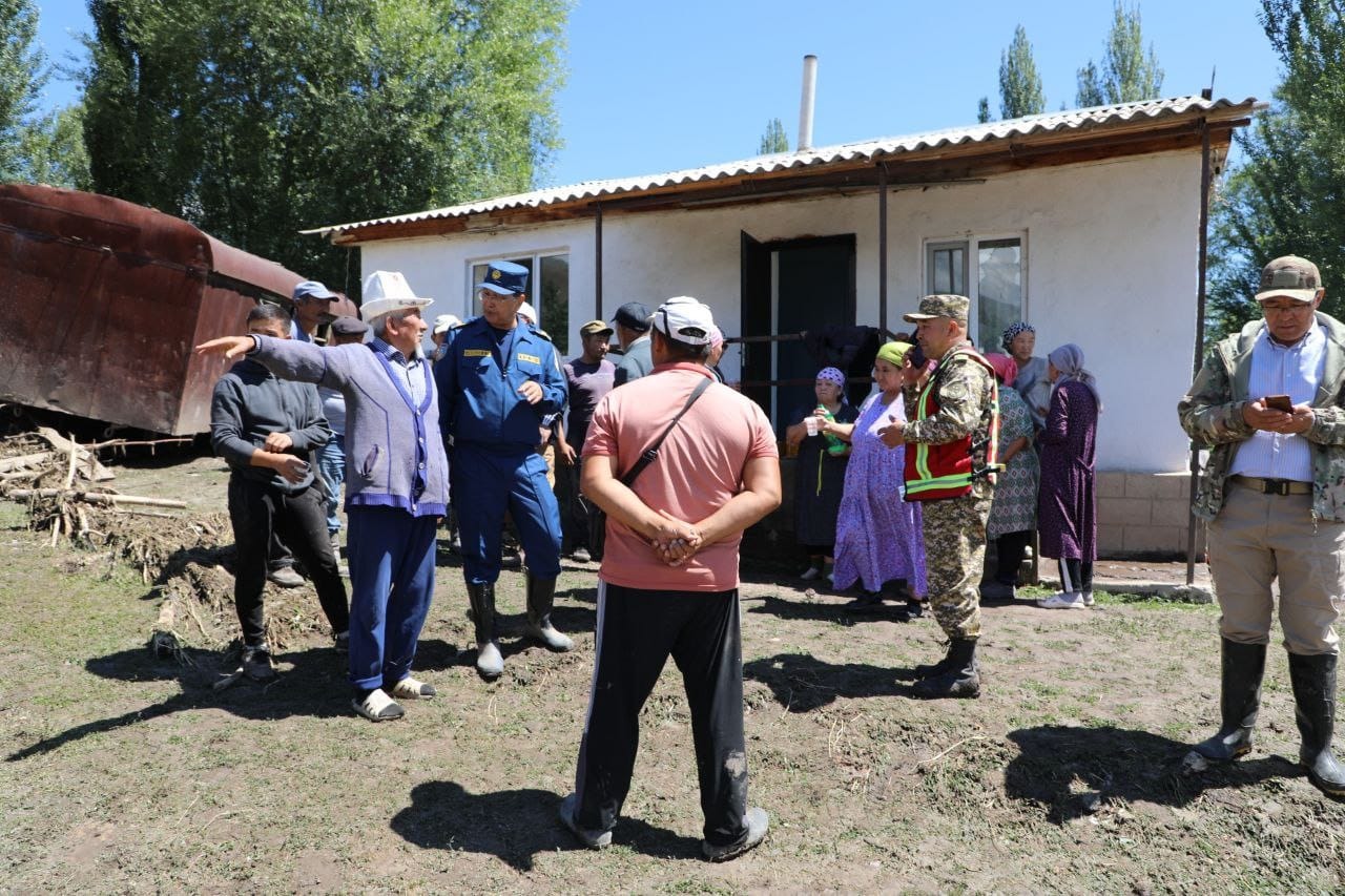 ec505335 0abd 4de8 b97f c43be521b04c Глава МЧС посетил села в Иссык-Кульской области, затопленные селями