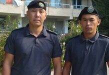 Милиционерлер пансионаттын кызматкерин көлгө чөгүп бараткан жеринен куткарып калышкан