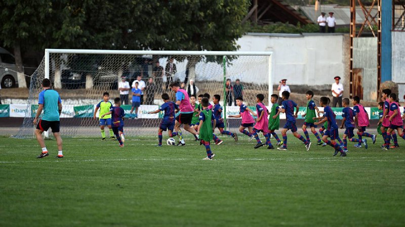 f49c74cc 721b 4b4a 963c 5a694214b576 Легенды «Барсы» провели матч с детьми из региональных футбольных команд КР