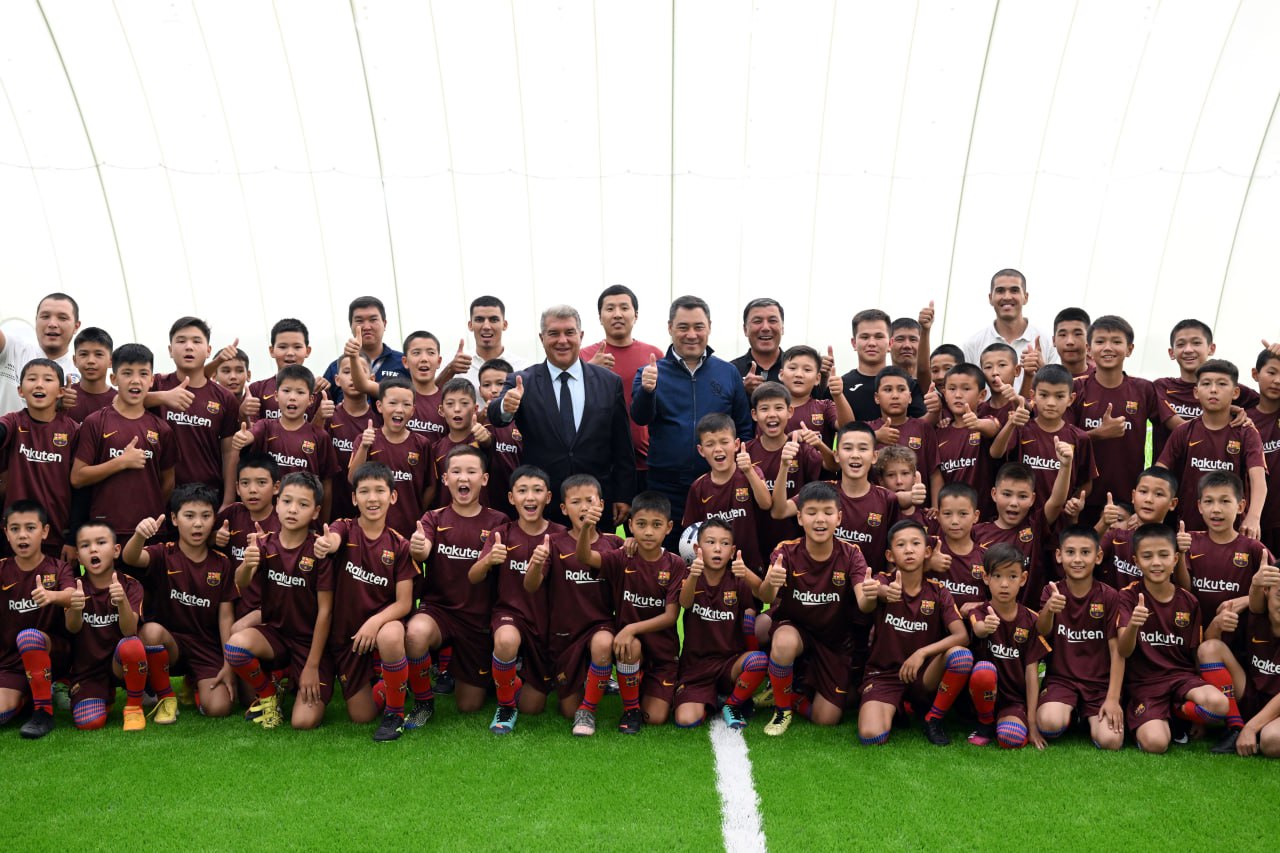 fb304728 e866 4a1f 851c 537671440d7a ФОТО: Садыр Жапаров открыл футбольную академию «Барселоны» в Джалал-Абаде