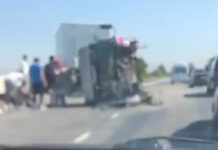 На объездной у грузовика лопнуло колесо и он опрокинулся