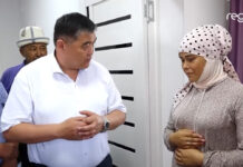 Ташиев вручил ключи от нового дома Айзаде, которая с пятью детьми жила в палатке