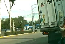 Водитель фуры выехал на встречку и угрожал арматурой другим участникам движения