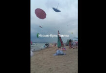 Штормовой ветер поднял в воздух зонты на пляже в Балыкчи — видео