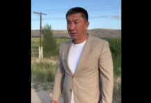 “Жаңы турдуңарбы?”: Тилек Текебаев Ысык-Көлдө жол оңдоп жаткан жолчуларды урушту
