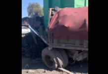 В Бишкеке поезд врезался в КамАЗ с углем — видео