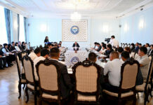 Нурланбек Шакиев парламенттин аппаратынын жетекчилери менен жыйын курду