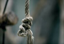 В Караколе мужчина задушил жену, а после повесился. 5 детей остались сиротами