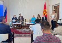 Кыргызстандын Россиядагы элчилигинин алдында кризистик борбор ачылды
