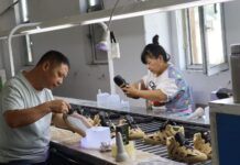 В Нарыне открылось предприятие по производству спортивной обуви — фото