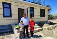 Девочка из Нарына попросила президента помочь построить дом для ее семьи. Его построили