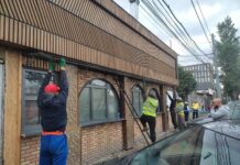 На улице Горького сносят незаконные объекты, мешающие строить тротуар