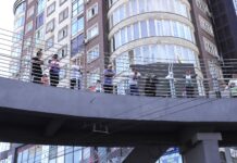 В Оше открыли надземный пешеходный переход, который ранее обрушился при строительстве