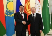 Владимир Путин Садыр Жапаровду жана кыргызстандыктарды өлкөнүн эгемендүүлүк күнү менен куттуктады