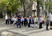 Бишкек шаардык Милициянын кайгуул кызмат башкармалыгынын кызматкерлери мектептерде мугалимдер менен биргеликте иш алып барышууда