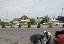 Бишкекте жол жээгинде мыйзамсыз бензин саткандарга айып салынды