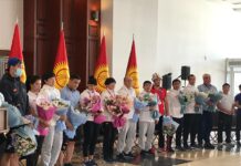 Президент Садыр Жапаров поздравил борцов, завоевавших медали на чемпионате мира