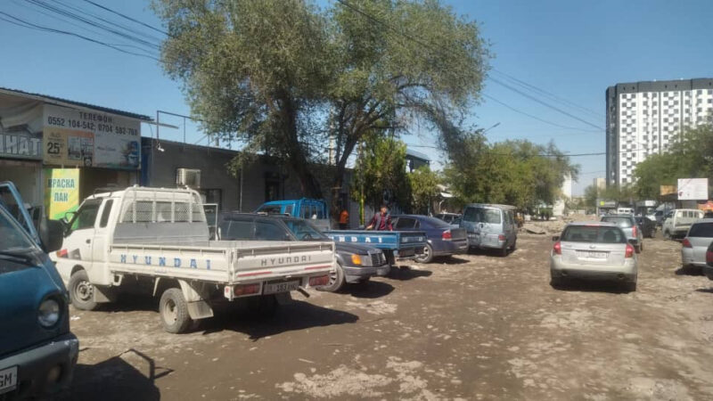 2023 09 22 15 25 23 233817 Бишкекте тротуар курууга тоскоол болгон объектилерди бузуу иштери уланууда