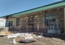 Бишкекте тротуар курууга тоскоол болгон объектилерди бузуу иштери уланууда