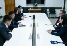 Билим берүү министрлигинде Кыргызстан менен Улуу Британиянын окуу жайларынын кызматташтыгы талкууланды