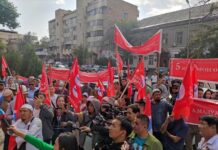 Сторонники депутата Адахана Мадумарова проводят митинг около городского суда Бишкека