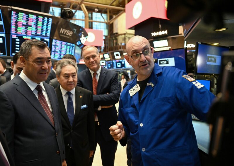 381059459 777259437742026 1748090510641909471 n Президент Садыр Жапаров посетил Нью-Йоркскую фондовую биржу