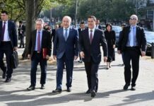 Президент Садыр Жапаров осмотрел новую скульптуру «Жаш Манасчы» в центре Берлина