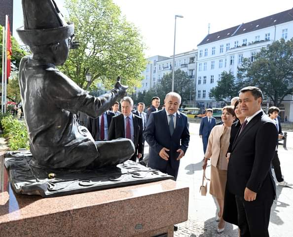 384274877 781830150618288 1279526149385461211 n Президент Садыр Жапаров осмотрел новую скульптуру «Жаш Манасчы» в центре Берлина