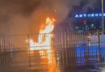 В районе западного автовокзала в Бишкеке сгорел внедорожник