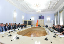 Глава Кабмина Акылбек Жапаров: Если повторится ситуация, подобная в Майлуу-Суу в прошлом году, вы не успеете дойти до кабинета, как будете уволены