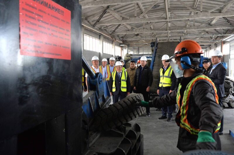 6504a202b6b3c Глава Кабмина Акылбек Жапаров посетил завод компании «Кумтор» по восстановлению и переработке автомобильных шин