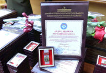 В кабмине наградили отличившихся кыргызстанцев