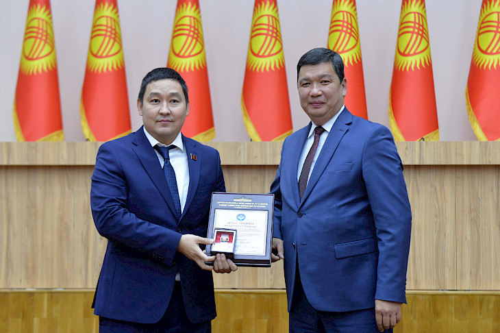 В кабмине наградили отличившихся кыргызстанцев