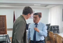 “Ишеним телефон иштебейт”: Эрулан Көкүлов министр Иманалиевдин отставкасын талап кылат
