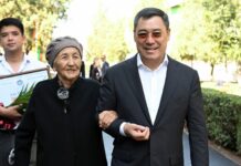 Садыр Жапаров Бишкектеги өзү окуган гимназияга барып, мугалими менен жолукту